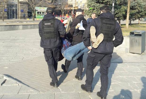 Активіста затримали за роздачу листівок проти Зеленського. Фото: скріншот з відео.