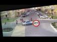 На Київщині школяр на велосипеді зніс на переході жінку з дитиною (відео)