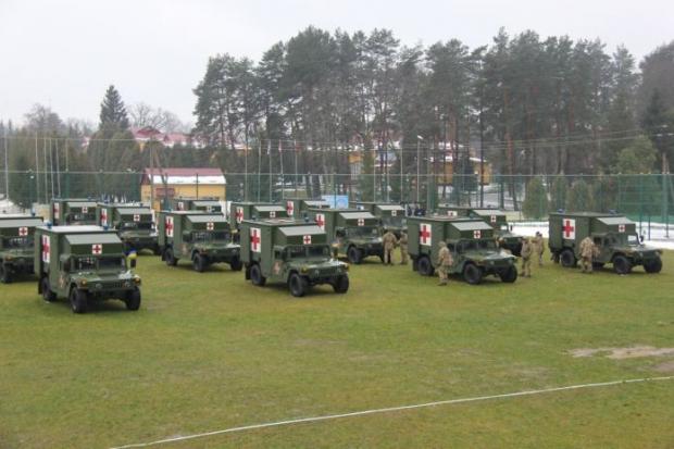 Передача 40 бронеавтомобілів HMMWV у медичній модифікації. Фото: Думская.