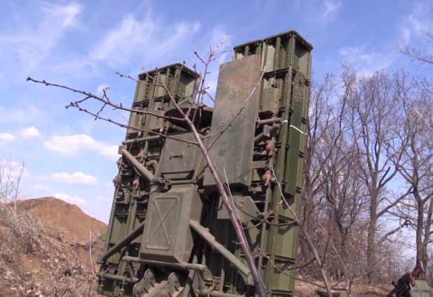 Військові ООС показали, як працює ЗРК "Стріла". Фото: скріншот з відео.