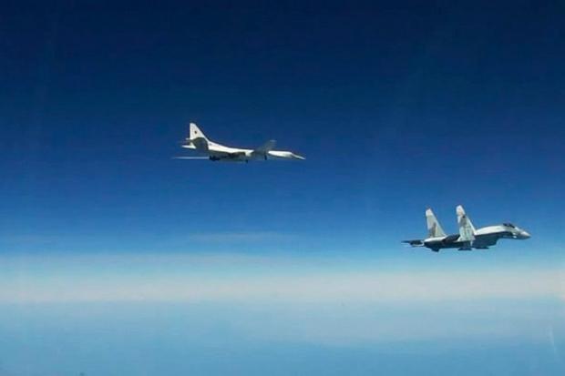Російські військові літаки над окупованим Кримом. Фото: скріншот з відео.