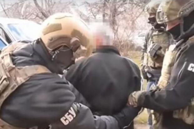 Зрадника затримали на Харківщині. Фото: скріншот з відео.