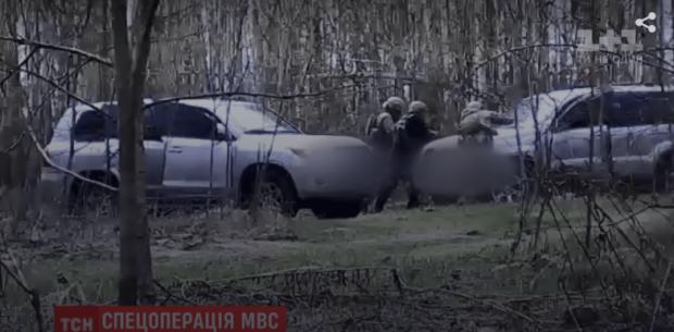 Біля будинку Зеленського затримали зловмисників. Фото: скріншот з відео.