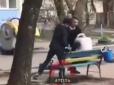 Поговорили по-чоловічому: У Києві побили хлопця, який продавав наркотики дівчаткам-підліткам (відео)
