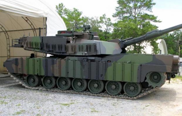 М-1 Abrams 2 новому зеленому - європейському окрасі, забарвлений коричневою, чорною і зеленою фарбою TALON на випробуваннях в лісистих районах Флориди