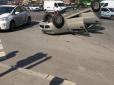 У Києві жахлива ДТП з дитиною: Автівка приземлилася на дах (фото, відео)