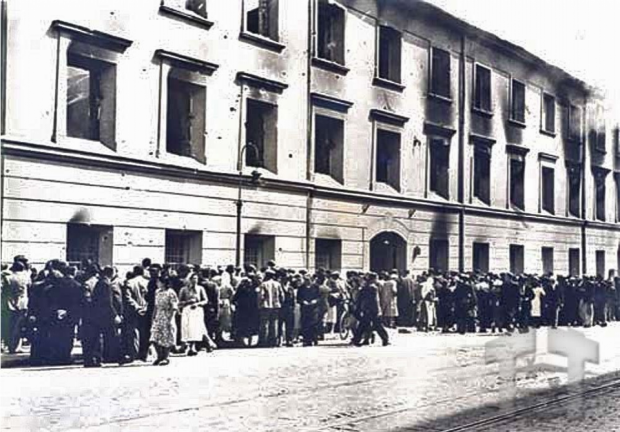 Жителі Львова, які стовпилися біля пошкодженої пожежею в'язниці Бригідки (1941 рік, вже після вступу в місто німців)
