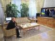 Х*йлу і не снилося! - У мережі висміяли фото Путіна, який дивиться українські дебати