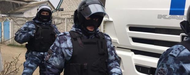 ФСБшники в окупованому Криму відверто знущаються над місцевими жителями. Фото: ТСН.