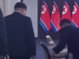 Піджак у брюках і дезінфекція меблів: Кім Чен Ин дуже дивно поводився в гостях у Путіна (відео)