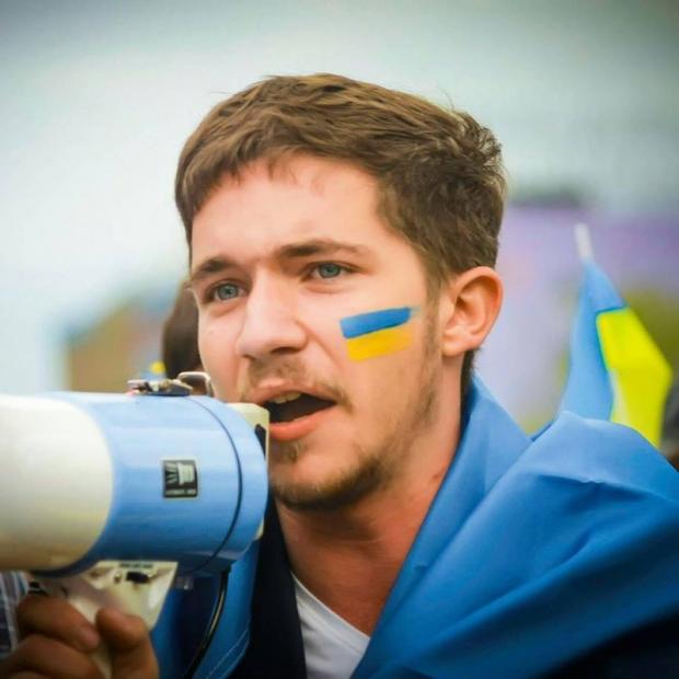 Во время мирного шествия 28 апреля 2014 года «орки» ударили Олега Саакяна по голове трубой, затем милиционеры били его дубинками, требуя стереть с лица изображение сине-желтого флага