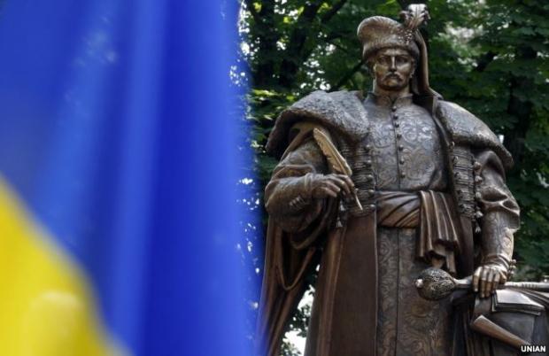 Пам'ятник творцю першої української Конституції, гетьману Пилипу Орлику (167 –1742) під час урочистої церемонії відкриття в Києві, 24 червня 2011 року