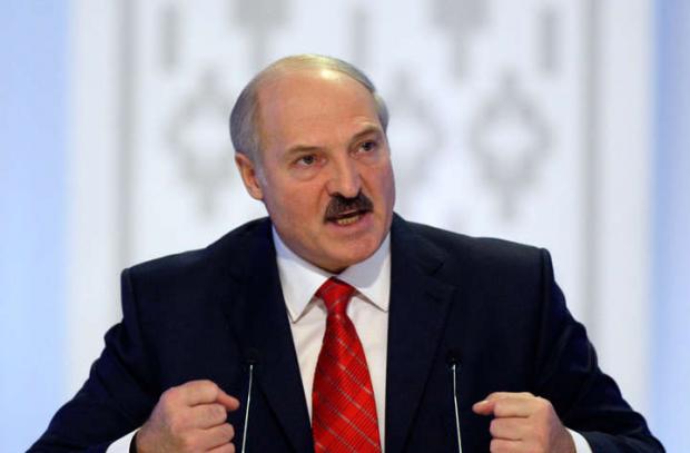Розлючений Лукашенко жбурнув стільцем у Путіна. Фото: соцмережі.