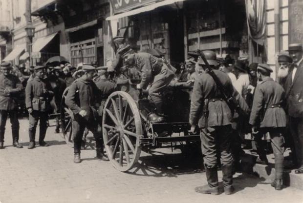 Німецький кулеметний візок з розрахунком на вулицях Києва. Весна 1918-го