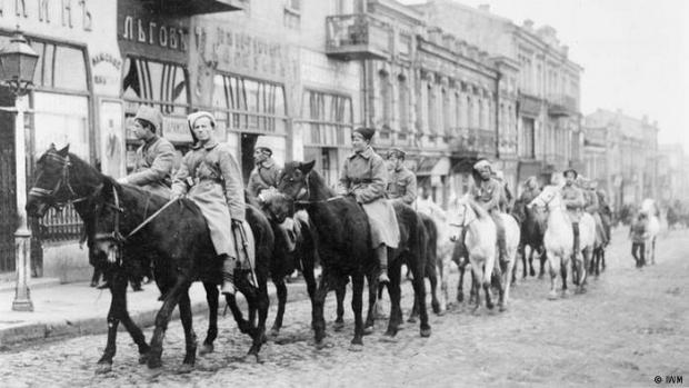 Українська кіннота УНР рухається вулицями Києва після вступу до української столиці 1 березня 1918 року