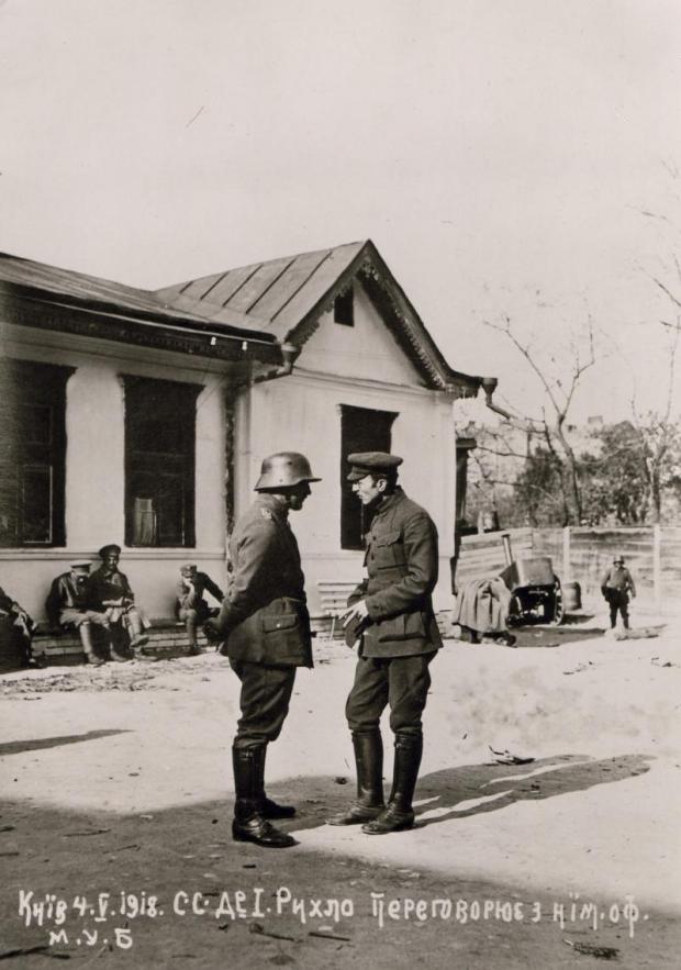 Спілкування двох офіцерів союзної армії. Київ, травень 1918-го