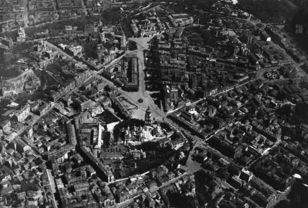 Німецька аерофотозйомка Києва в 1918 році. В центрі кадра - Комплекс Софійського собору