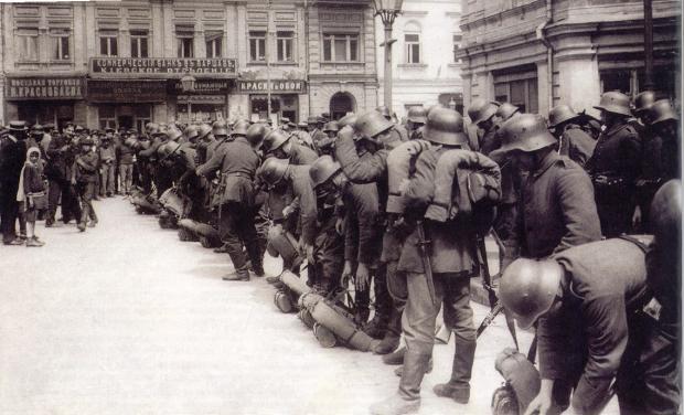 Німецькі військовики готуються до заступання на варту в Києві. Весна 1918-го