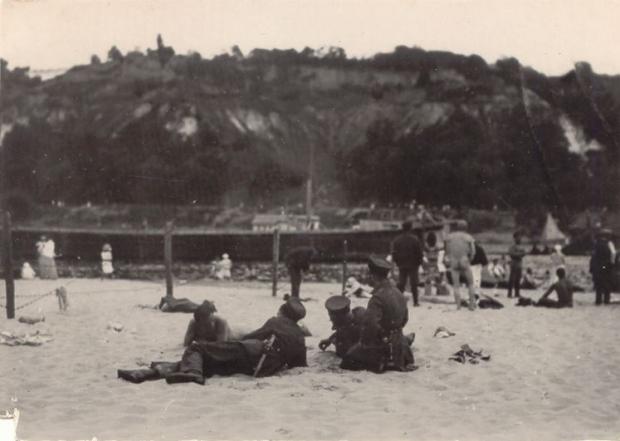 Німецькі вояки-охоронці на купальному пляжі. Труханів острів. Літо 1918-го