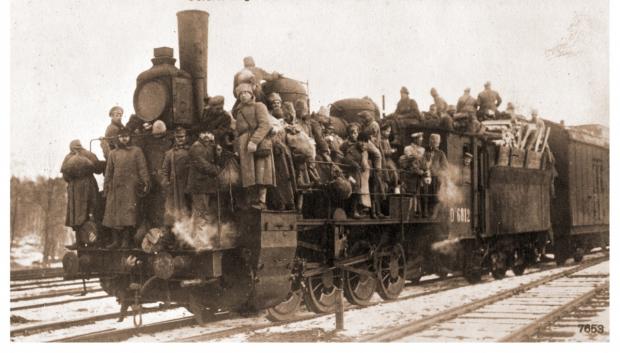 Приблизно ось так виглядали поїзди, котрі відвозили німецьких солдатів додому . Поштова листівка 1918 року