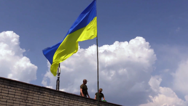 Український прапор у Трьохізбенці. Фото: прес-центр ООС.