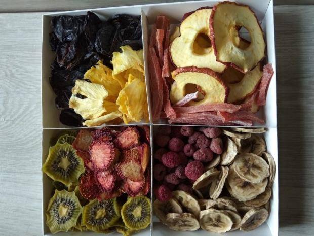 Набір чіпсів з різних фруктів