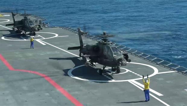 Ударні гелікоптери AH-64D Apache виробництва США на універсальному десантному кораблі-вертолітоносці типу «Містраль» Anwar al-Sadat L 1020 (колишній «Севастополь»). Міжнародні навчання «Медуза-8» квітень 2019 року