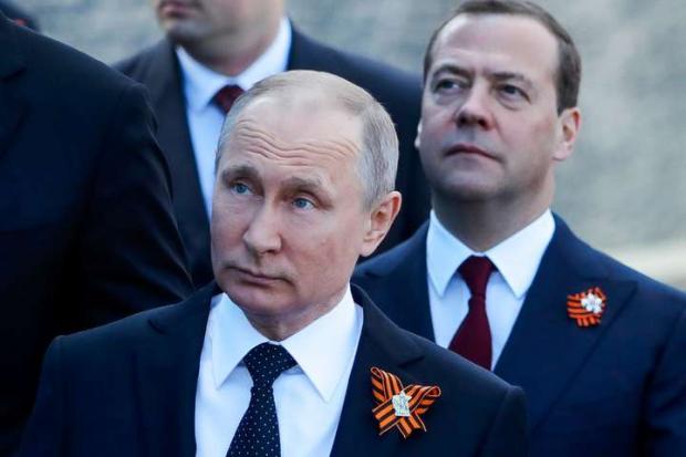 Путін та Медвєдєв на параді на Красній площі. Фото: ТАСС.