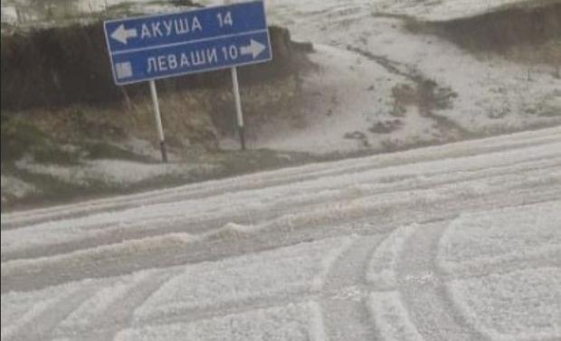 У Дагестані випали зливи із градом. Фото: Регион Online.
