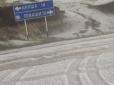 Потоки води змивали автівки: Потужні зливи з градом затопили російські міста (відео)