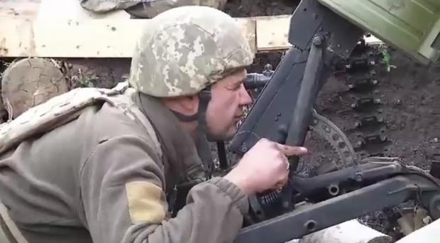 Український військовий на позиції. Фото: скріншот з відео.
