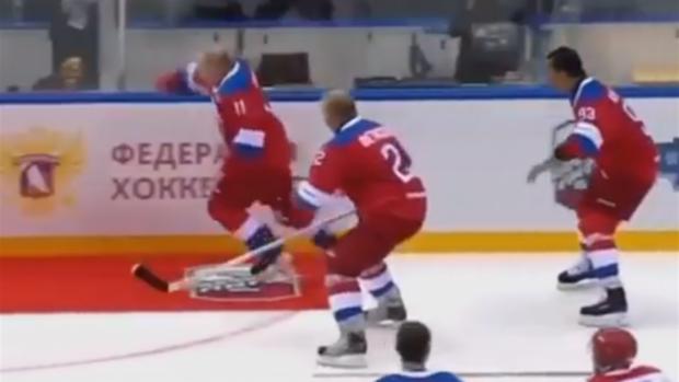 Путін впав під час хокейного матчу. Фото: скріншот з відео.