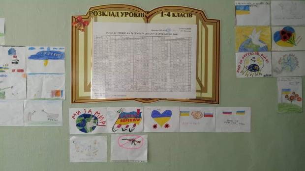 Виставка малюнків у київській школі. Фото: Фейсбук.