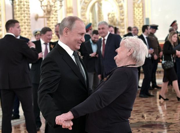 Путін зі своєю вчителькою. Фото: Комсомольська правда.