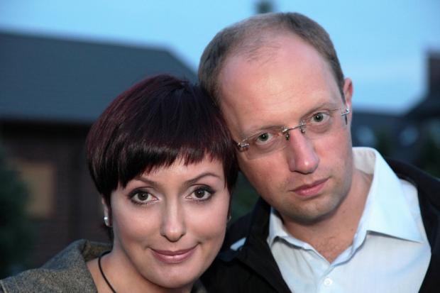 Арсеній Яценюк з дружиною. Фото: dpchas.com.ua.