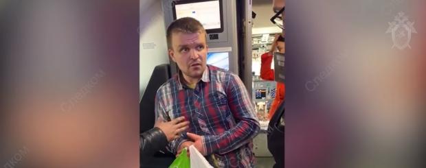 Нетверезий росіянин влаштував дебош у літаку. Фото: скріншот з відео.