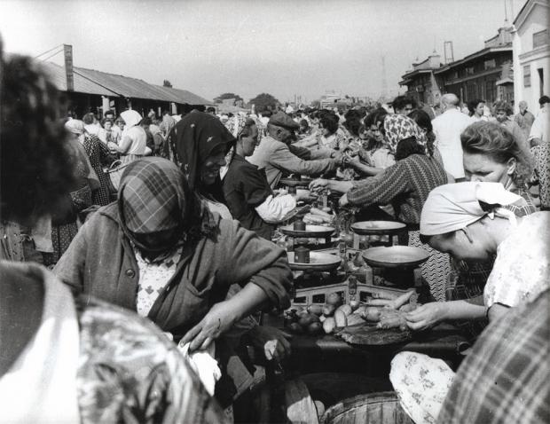 Рынок в Одессе, 1963 год. Вот так выглядели граждане в "стране победившего социализма" — которым, по словам Хрущёва, до Коммунизма осталось всего 17 лет. Видимо, в 1980 году все эти бабушки на рынке должны были бы отдавать свою картошку бесплатно всем желающим.