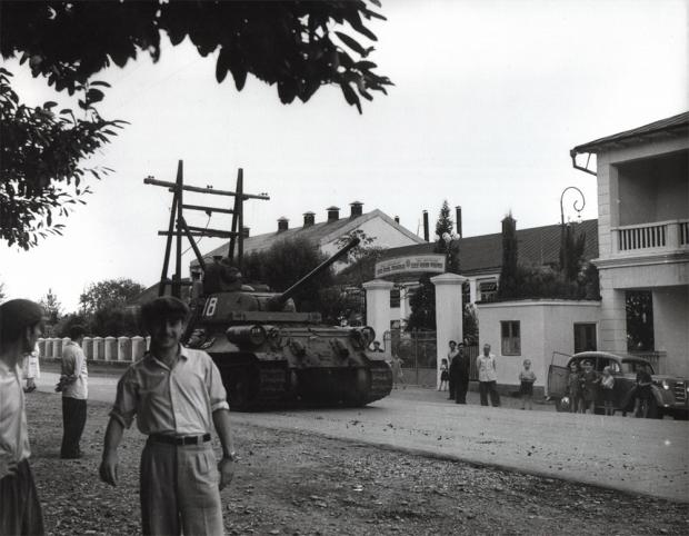 Танк Т-34-85. Что делал старый советский танк с боевым расчетом внутри на улицах Одессы 1963 года — я вам сказать не могу, не знаю.