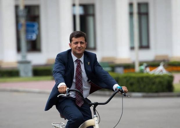 Зеленський на велосипеді на роботу не їздить. Фото: скріншот з відео.