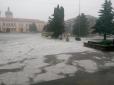 Лід у травні пливе центром міста: Аномальна погода на західній Україні вразила мережу (фото, відео)