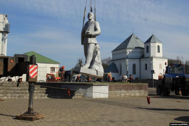 У Сморгоні вирішили позбутися Леніна. Фото: Радіо Свобода.