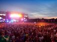 Незабутнє шоу: На рок-фестивалі Kozak Fest буревій обвалив дах сцени, тисячі глядачів щодуху бігли геть (відео)
