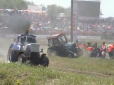 На Росії під час перегонів трактор ледь не розчавив групу журналістів (відео)