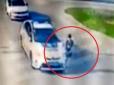 На Київщині поліцейське авто збило дитину на пішохідному переході (відео)