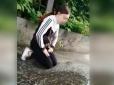 Жахливі будні скреп: У Росії школярки змусили ровесницю випити брудну воду з калюжі (відео знущань)