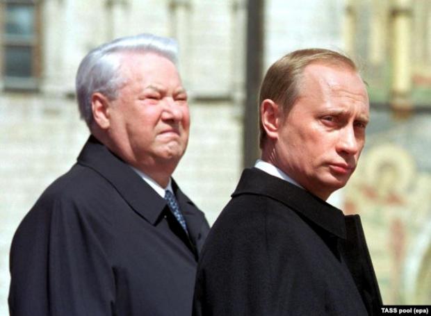 Новий російський президент Володимир Путін (праворуч) і експрезидент Росії Борис Єльцин. Москва, 7 травня 2000 року