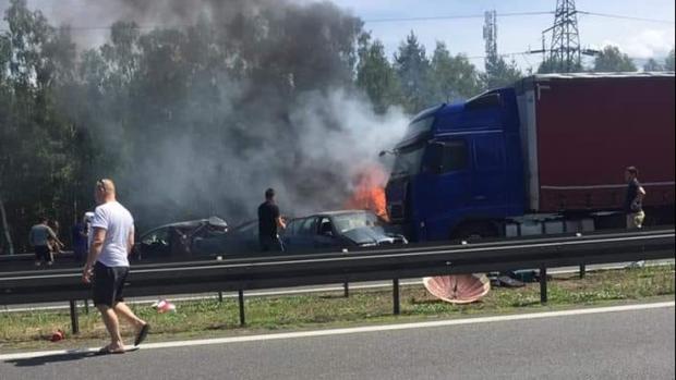 Автівки після зіткнення загорілися. Фото: PolsatNews.
