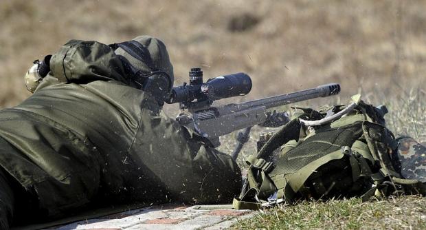 Снайпери росіян полюють на мирних людей. Ілюстрація: УНІАН.