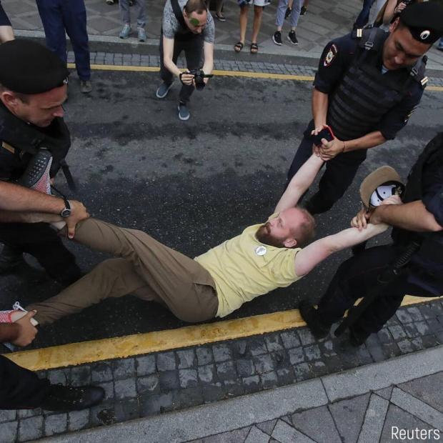 Затримання мітингувальників у Москві. Фото: Рейтерс.