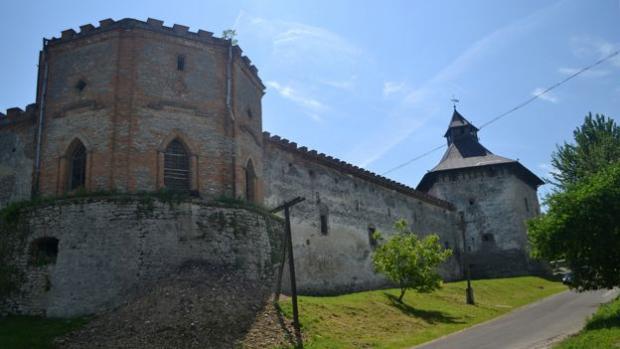 Меджибіжський замок/ Ліворуч - офіцерська вежа із зубцями та прикрасами архітектури Ренесансу, праворуч - Лицарська башта без житлових вікон
